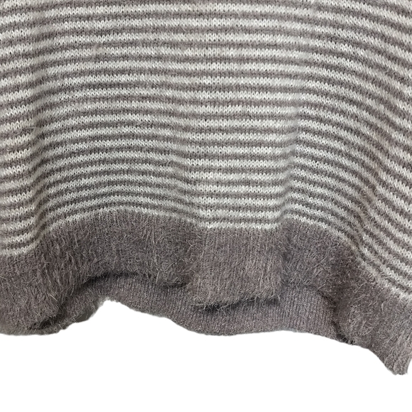 (1273) Maurice Fuzzy Gray & White Striped Sweater Size XL - Picture 4 of 9